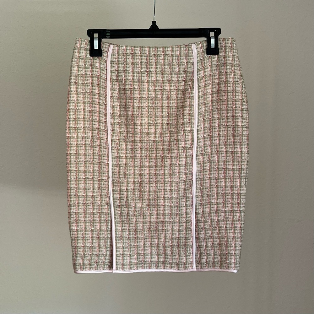 Elegant Pink Tweed Skirt